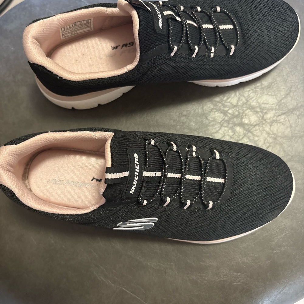 Skechers Women's Black and Pink Sneakers